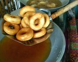 Foto langkah ke 6 dari resep Donat Kampung Gula Putih Ekonomis.