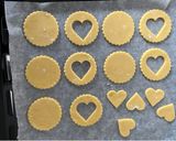 Foto del passaggio 4 della ricetta Biscotti con marmellata al lampone