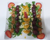Foto del paso 1 de la receta: Ensalada con frutas a la miel con queso 🍎🍓