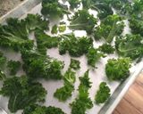 Foto langkah ke 7 dari resep Kale Chips (keripik kale).