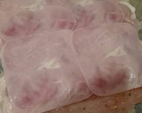 Foto del paso 5 de la receta: Rollo de pechuga envuelto en beicon y relleno de jamón York y queso con salsa de champiñones y almendras