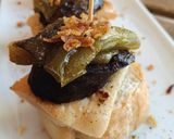 Foto del paso 5 de la receta: Pincho de morcilla y pimiento frito con queso de romero fundido