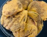 A picture of step 4 of Baingan ky pakoray.