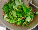 Foto langkah ke 3 dari resep 41. Tumis Kangkung Udang.