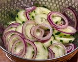 Hình bước làm 3 của món 🌱 Salad Dưa Leo, Hành Tây Tím