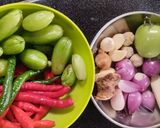 Foto langkah ke 2 dari resep Garang Asem Ayam Belimbing wuluh pedas.