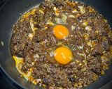 Foto del paso 2 de la receta: Revuelto de morcilla de León con sofrito de cebolla y pasas sobre cama de patatas paja