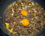 Foto del paso 2 de la receta: Revuelto de morcilla de León con sofrito de cebolla y pasas sobre cama de patatas paja