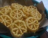 Foto langkah ke 4 dari resep Kembang Goyang.