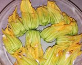 Foto del passaggio 3 della ricetta Fiori di zucca ripieni al forno