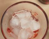 Foto langkah ke 2 dari resep Strawberry Latte.