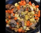 Une image de l'étape 2 de Noix de veau aux pommes de terre carottes et champignons au miel et vin blanc.