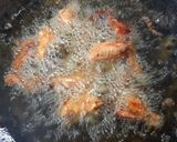 Foto langkah ke 3 dari resep Sayap Ayam Goreng Oseng Bawang.