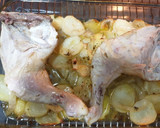 Foto del paso 10 de la receta: Cuartos traseros de pollo al horno con patatas panaderas