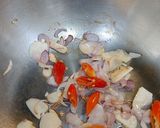 Foto langkah ke 2 dari resep Cumi asin tumis tomat ijo kecombrang.