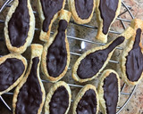 Foto del paso 3 de la receta: Cucharas de hojaldre con yogur-frutas en almíbar-chocolate