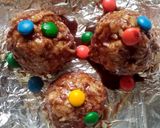 A picture of step 4 of Apple choco balls.