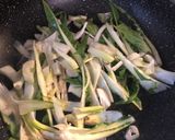 Foto del passaggio 2 della ricetta Spaghetti totani cicoria cimata e pesto di prezzemolo