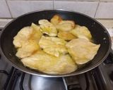 A picture of step 4 of Chicken Breast with Onions and White Wine.