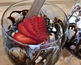 Foto del paso 6 de la receta: Copas con fruta, nata, chocolate y galletas
