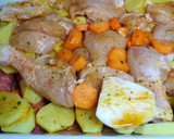 Foto del paso 2 de la receta: Pollo al horno con longanizas, patatas y zanahorias