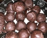A picture of step 4 of Coconut bites/ Bounty chocolate.
