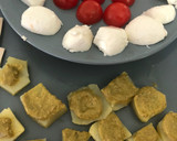 Foto del paso 2 de la receta: Pintxitos papa, cherry y mozzarella con pesto y semillas de sésamo