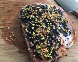 Foto del passaggio 4 della ricetta Tataki di Tonno con Gazpacho di Datterini, Granella di Pistacchi e Semi di Sesamo Tostati