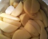 Foto langkah ke 2 dari resep Garlic Potato Wedges.