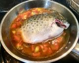 Hình bước làm 2 của món Cá nâu kho cà chua