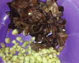 Foto langkah ke 2 dari resep Sup tahu jamur kuping.