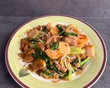 Foto langkah ke 8 dari resep Bakmi Sagu Goreng dengan Tumisan Daging Bakso Sayur Toge.