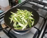 Foto langkah ke 3 dari resep Tumis Asparagus Saus Tiram.
