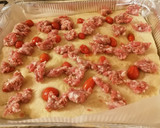 Foto del passaggio 5 della ricetta Pizza con salsiccia funghi porcini e Carpaccio di parmigiano