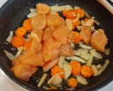Foto del paso 2 de la receta: Salteado de pollo con calabacín, berenjena y zanahorias al curry