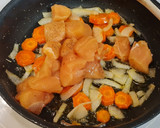 Foto del paso 2 de la receta: Salteado de pollo con calabacín, berenjena y zanahorias al curry