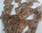 Foto del paso 8 de la receta: Oreja de cerdo sobre brava y cebollita japonesa