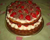 Foto del paso 8 de la receta: Torta aniversario de frutillas fácil con crema y dulce de leche