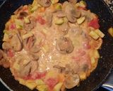 Foto del paso 3 de la receta: Gnocchi con tomate, champiñones, calabacín y queso