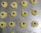 Foto langkah ke 4 dari resep Kue Semprit Bunga 1 Kg.