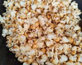 Foto langkah ke 4 dari resep Salted Caramel Popcorn.