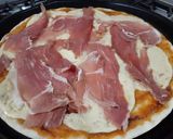 Foto del paso 3 de la receta: Pizza de provoleta, jamón crudo y rúcula