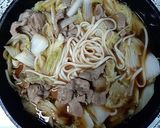 รูปขั้นตอนการทำที่ 6 ของ อุด้งนาเบะผักกาดขาวหมูสไลด์ (豚バラ白菜のうどん鍋)