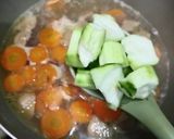 Foto langkah ke 3 dari resep Sop Bening Oyong Wortel Bakso.