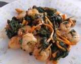 Foto del paso 4 de la receta: Salteado espinacas, cebolla, zanahorias, champiñones y gambas