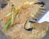 Foto langkah ke 2 dari resep Ayam Goreng Kremes Lengkuas.