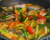 Foto langkah ke 7 dari resep Ikan salem kuah asam segar.