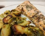 Foto del paso 5 de la receta: Salmón a las hierbas con repollitos de brusela salteados