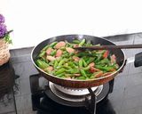 Foto langkah ke 4 dari resep Tumis Buncis Sosis Saos Tiram.
