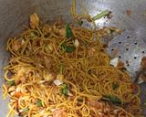 Foto langkah ke 4 dari resep Mie Goreng Tomat.
